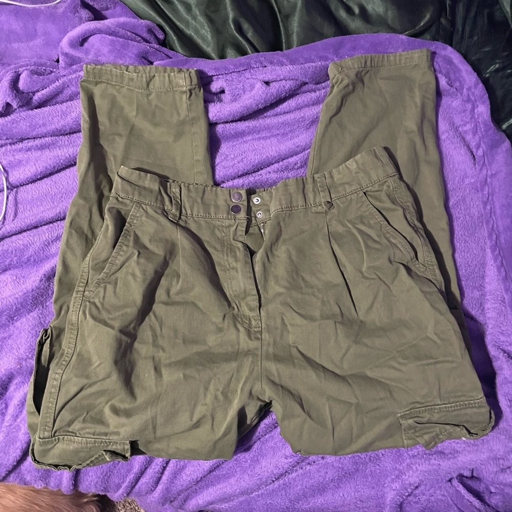Army Green Cargo Pants 
Condition 10/10
Never worn